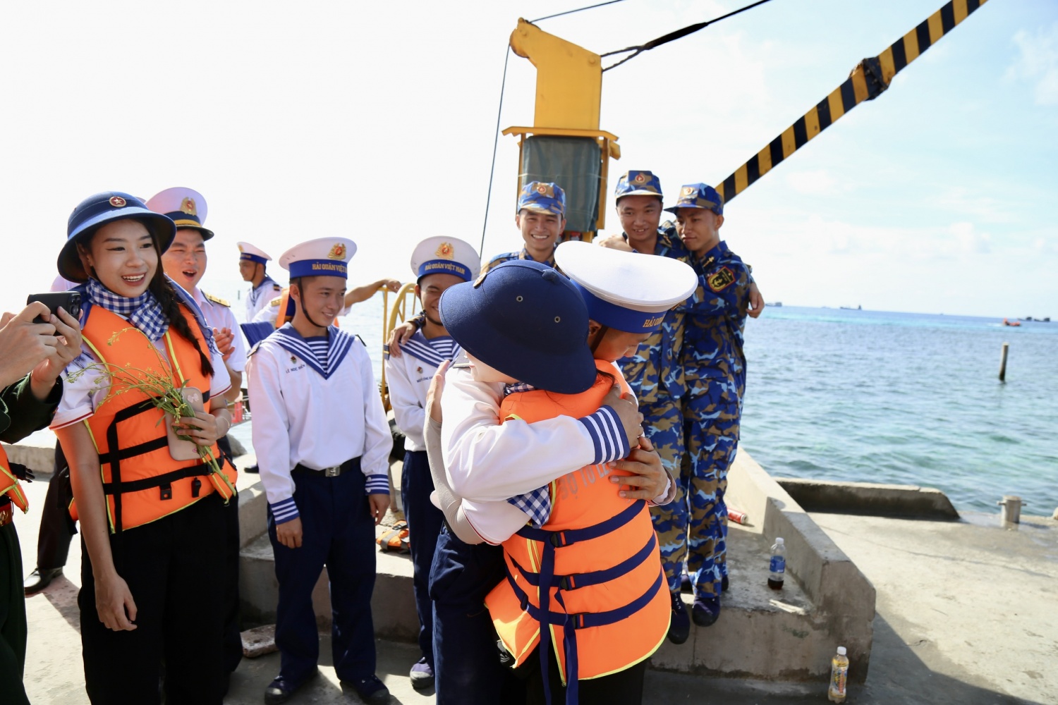 [Chùm ảnh] Petrovietnam thăm và động viên cán bộ chiến sĩ, người dân Trường Sa, Nhà giàn DK1/9-Ba kè