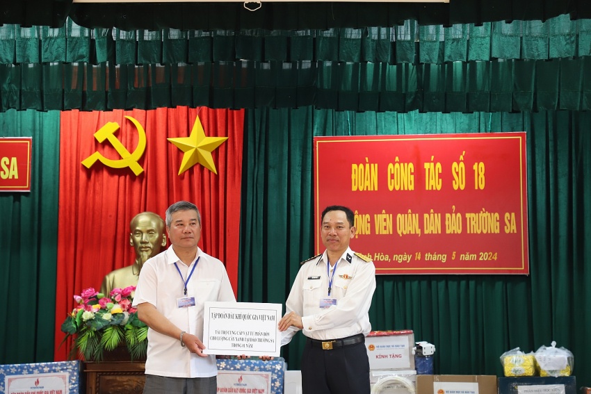Xanh hóa Trường Sa – Bằng trái tim yêu thương của người Dầu khí “Xanh hóa Trường Sa” bằng trái tim yêu thương của người Dầu khí