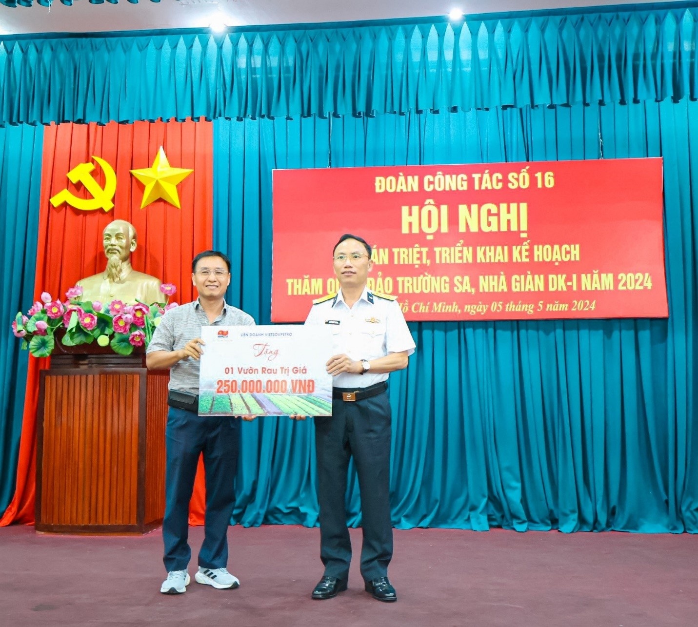 Đoàn Vietsovpetro thăm cán bộ chiến sĩ, nhân dân quần đảo Trường Sa và Nhà giàn DK1 Đoàn Vietsovpetro thăm cán bộ chiến sĩ, nhân dân quần đảo Trường Sa và nhà giàn DK1