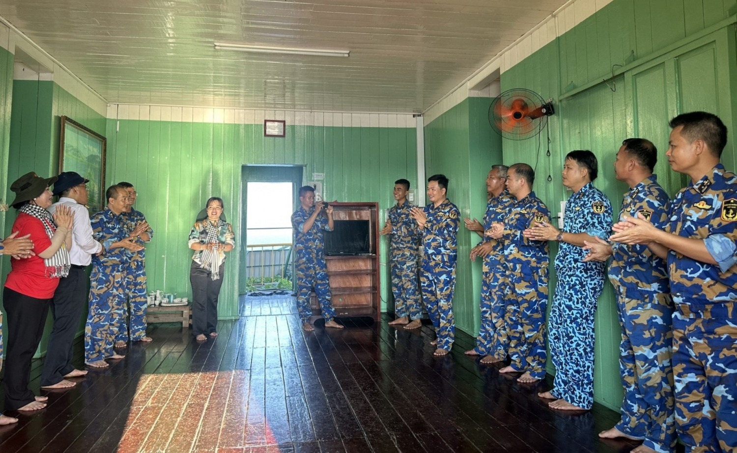 Đoàn Vietsovpetro thăm cán bộ chiến sĩ, nhân dân quần đảo Trường Sa và nhà giàn DK1