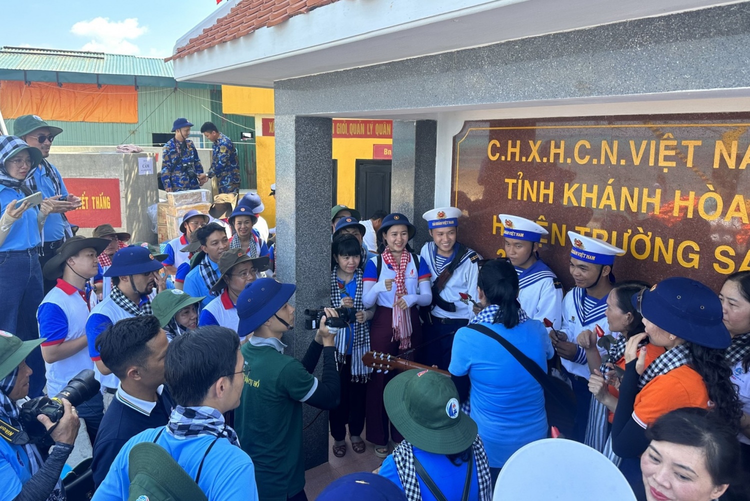 Đoàn Vietsovpetro thăm cán bộ chiến sĩ, nhân dân quần đảo Trường Sa và nhà giàn DK1