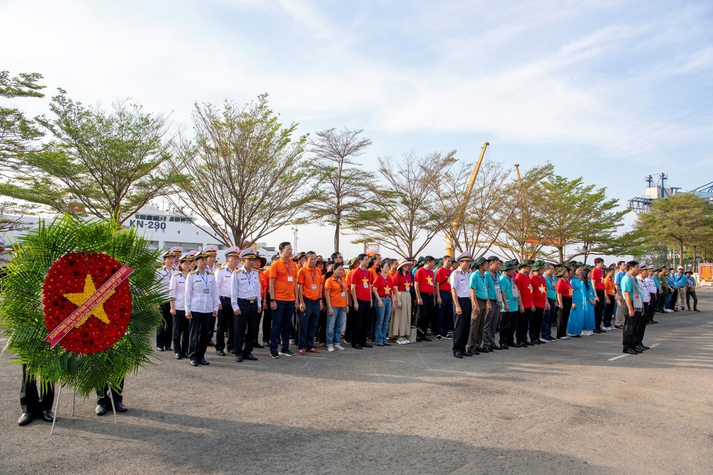 Đoàn Vietsovpetro thăm cán bộ chiến sĩ, nhân dân quần đảo Trường Sa và Nhà giàn DK1 Đoàn Vietsovpetro thăm cán bộ chiến sĩ, nhân dân quần đảo Trường Sa và nhà giàn DK1