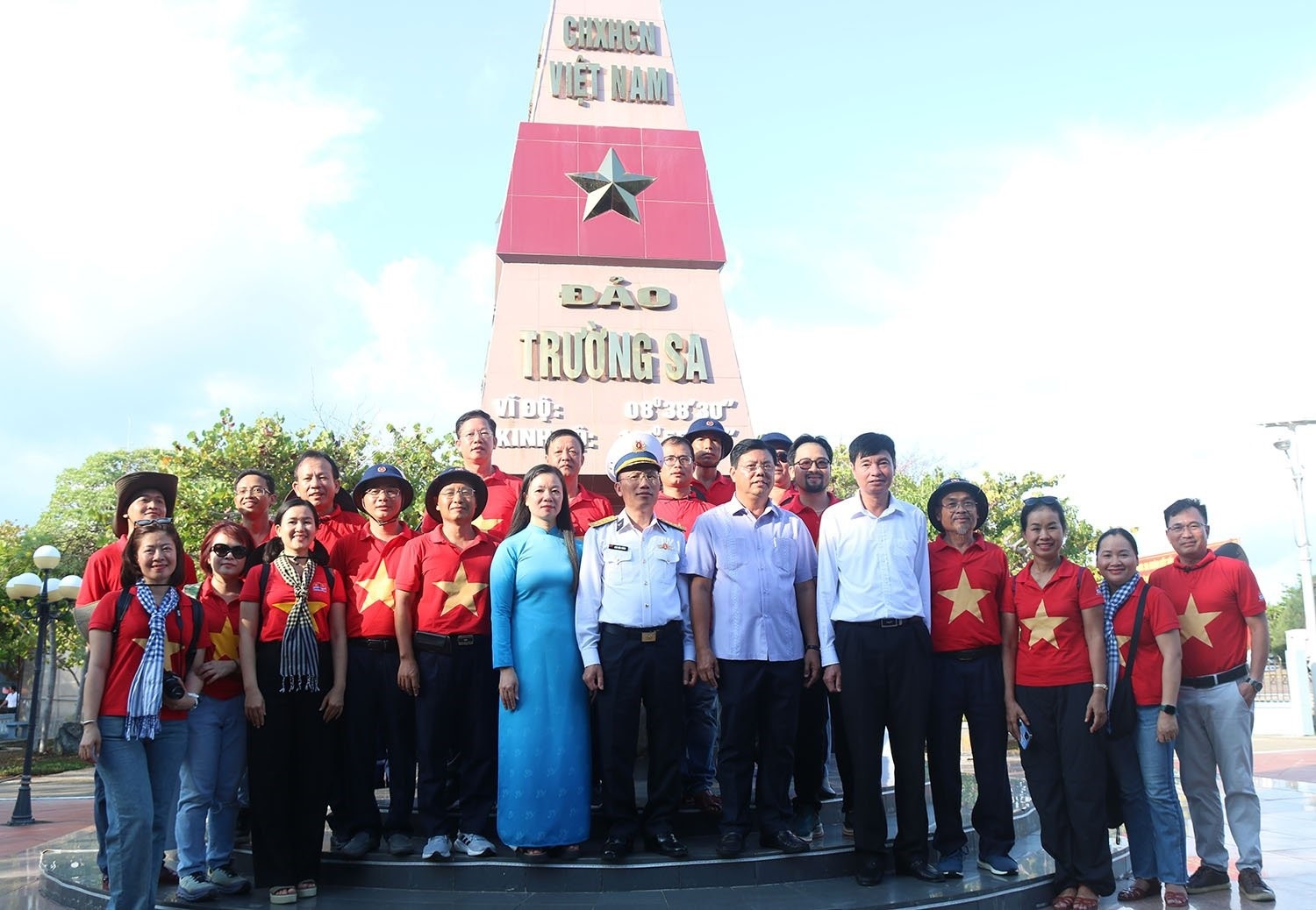 Đoàn Vietsovpetro chụp ảnh lưu niệm cùng Lãnh đạo Đoàn công tác số 16 (Từ trái qua: Đ/c Nguyễn Thị Thu Hiền - Phó Chủ tịch hội LHPN Việt Nam, Đ/c Đại tá Ngô Văn Thành, chính ủy Cục Kỹ thuật/Quân chủng Hải quân - Trưởng đoàn, Đ/c Nguyễn Tiến Hải, UVBCH TW Đảng, Bí thư Tỉnh ủy, Chủ tịch HĐND Tỉnh Cà Mau) Đoàn Vietsovpetro chụp ảnh lưu niệm cùng Lãnh đạo Đoàn công tác số 16 (Từ trái qua: Đ/c Nguyễn Thị Thu Hiền - Phó Chủ tịch hội LHPN Việt Nam, Đ/c Đại tá Ngô Văn Thành, chính ủy Cục Kỹ thuật/Quân chủng Hải quân - Trưởng đoàn