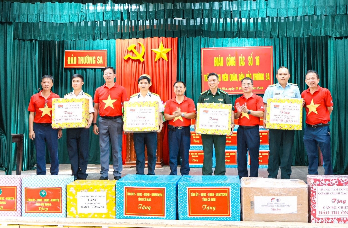 Đoàn Vietsovpetro thăm cán bộ chiến sĩ, nhân dân quần đảo Trường Sa và Nhà giàn DK1 Đoàn Vietsovpetro thăm cán bộ chiến sĩ, nhân dân quần đảo Trường Sa và nhà giàn DK1