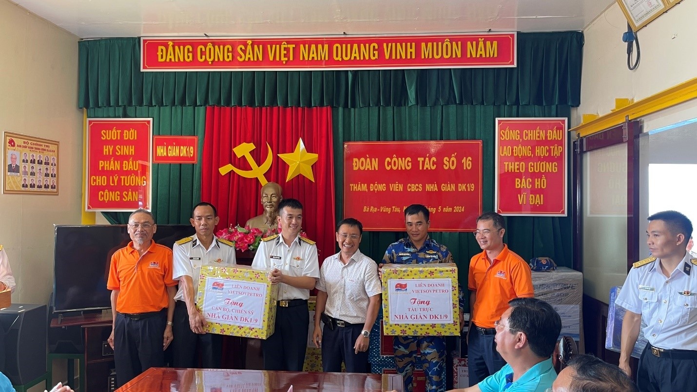 Đoàn Vietsovpetro thăm cán bộ chiến sĩ, nhân dân quần đảo Trường Sa và Nhà giàn DK1 Đoàn Vietsovpetro thăm cán bộ chiến sĩ, nhân dân quần đảo Trường Sa và nhà giàn DK1