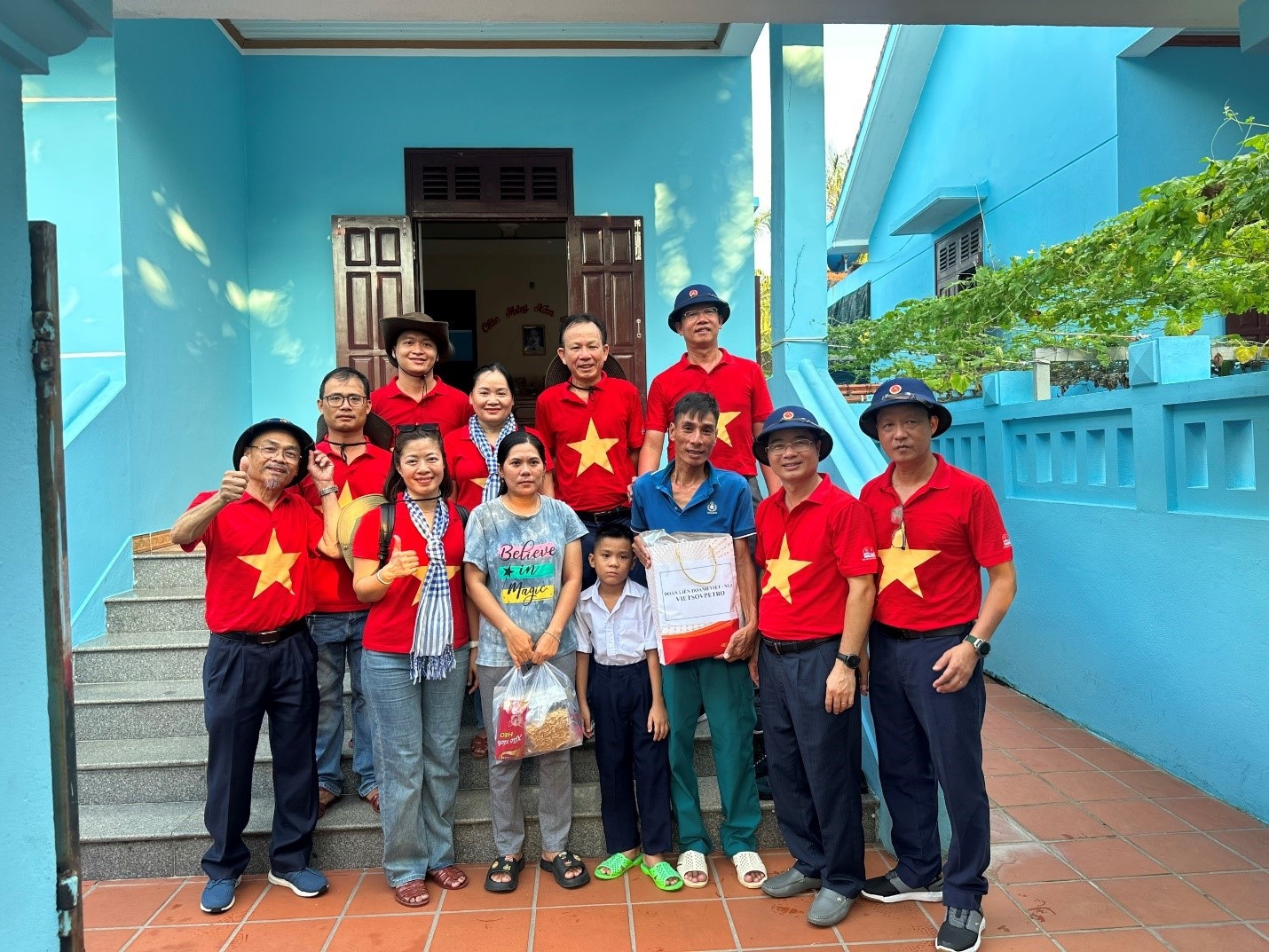 Đoàn Vietsovpetro thăm cán bộ chiến sĩ, nhân dân quần đảo Trường Sa và nhà giàn DK1
