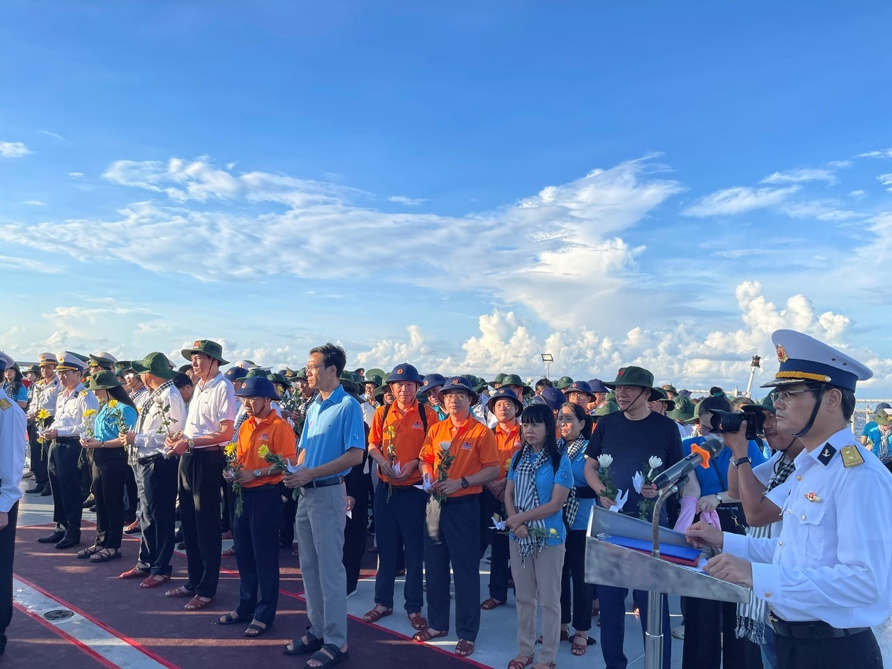 Đoàn Vietsovpetro thăm cán bộ chiến sĩ, nhân dân quần đảo Trường Sa và Nhà giàn DK1 Đoàn Vietsovpetro thăm cán bộ chiến sĩ, nhân dân quần đảo Trường Sa và nhà giàn DK1