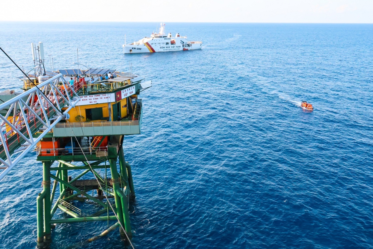 Đoàn Vietsovpetro thăm cán bộ chiến sĩ, nhân dân quần đảo Trường Sa và nhà giàn DK1