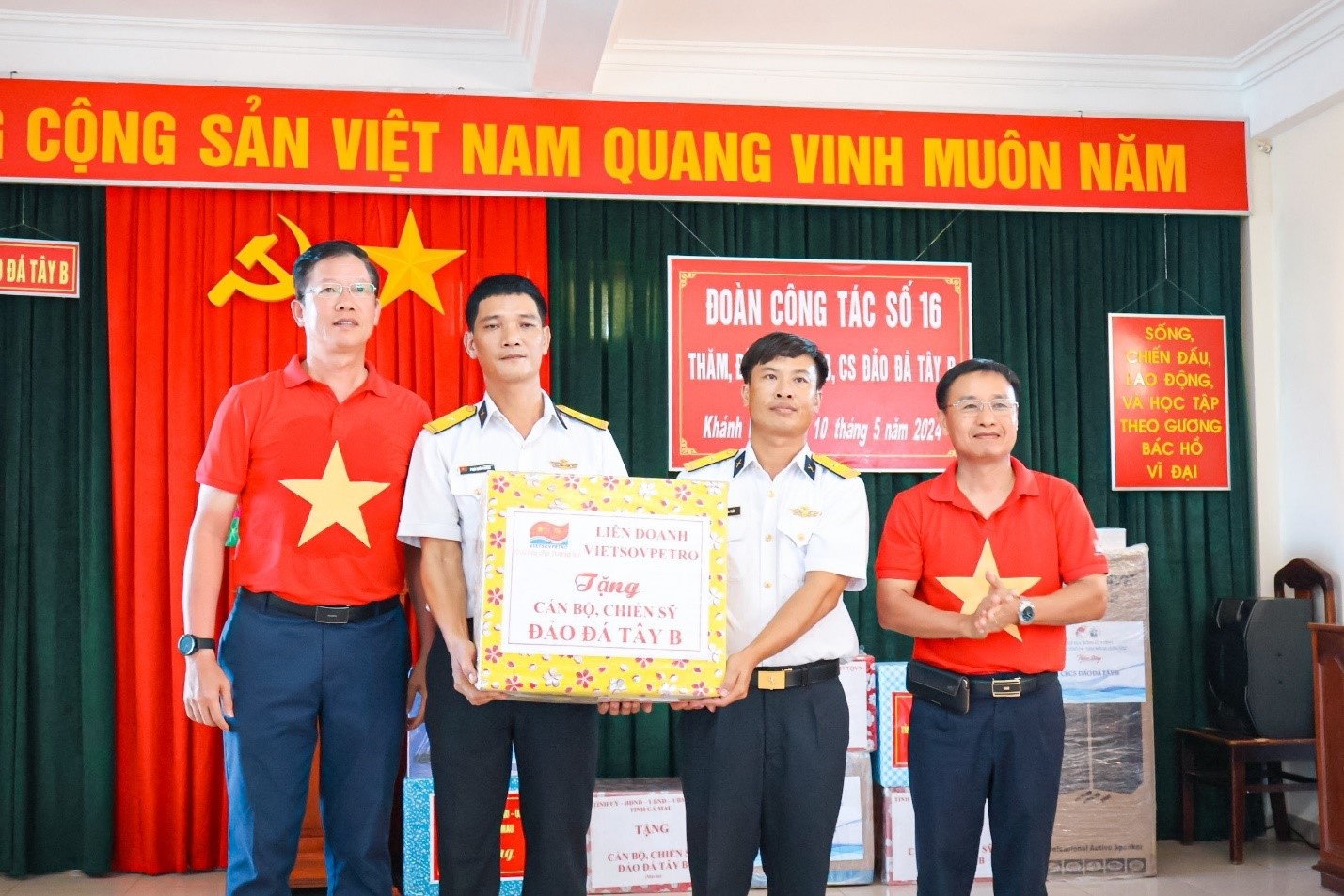 Đoàn Vietsovpetro thăm cán bộ chiến sĩ, nhân dân quần đảo Trường Sa và Nhà giàn DK1 Đoàn Vietsovpetro thăm cán bộ chiến sĩ, nhân dân quần đảo Trường Sa và nhà giàn DK1
