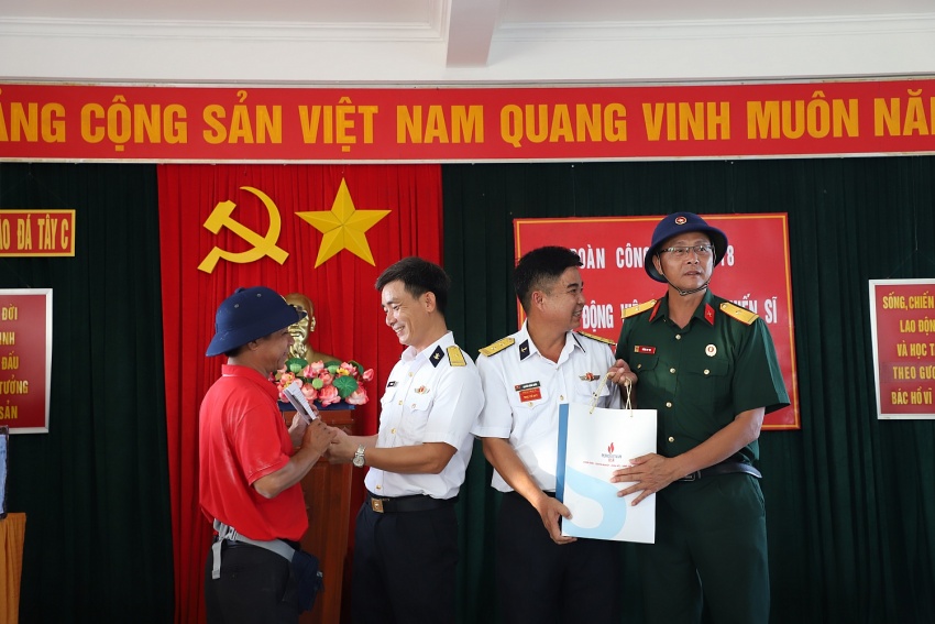 Đoàn công tác PV GAS tham gia chuyến thăm quân, dân huyện đảo Trường Sa và Nhà giàn DK1/9 (Ba Kè)