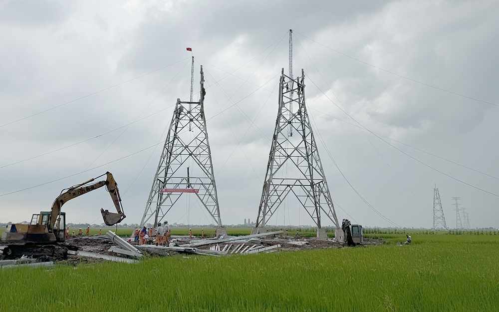 Dự án đường dây 500kV mạch 3: EVNNPT huy động nhân lực khắp mọi miền Tổ quốc, tăng tốc dựng cột, kéo dây