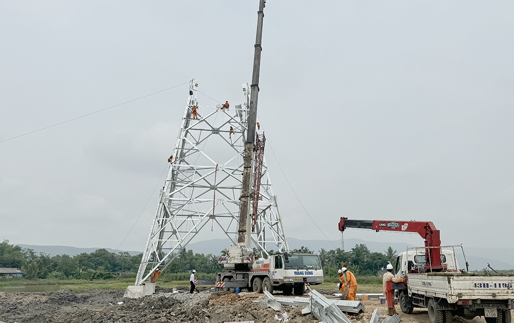 Dự án đường dây 500kV mạch 3: EVNNPT huy động nhân lực khắp mọi miền Tổ quốc, tăng tốc dựng cột, kéo dây