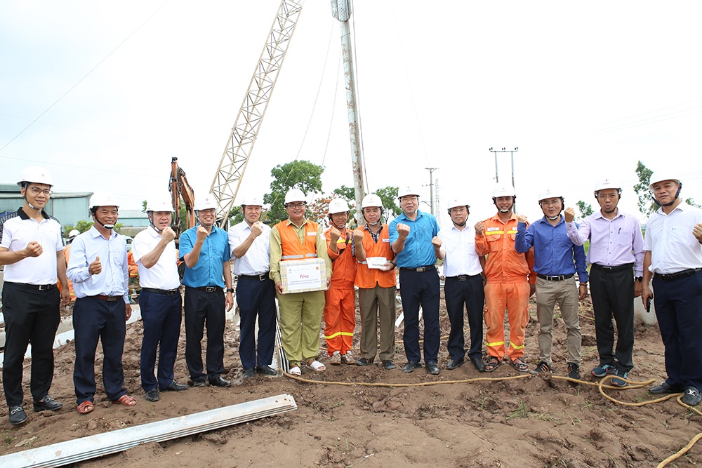 Dự án đường dây 500kV mạch 3: EVNNPT huy động nhân lực khắp mọi miền Tổ quốc, tăng tốc dựng cột, kéo dây