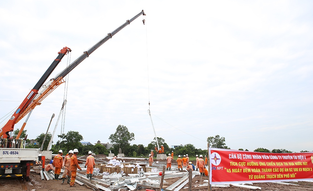 Dự án đường dây 500kV mạch 3: EVNNPT huy động nhân lực khắp mọi miền Tổ quốc, tăng tốc dựng cột, kéo dây