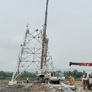 Dự án đường dây 500kV mạch 3: EVNNPT huy động nhân lực khắp mọi miền Tổ quốc, tăng tốc dựng cột, kéo dây