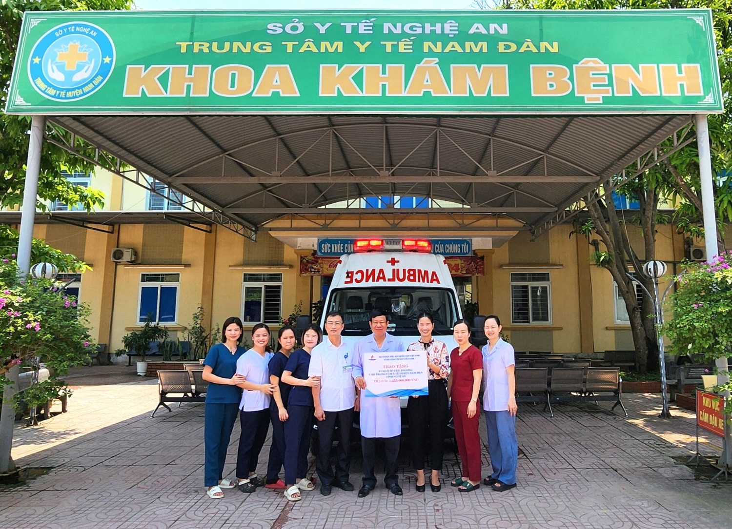 PV GAS trao biển tài trợ xe ô tô cứu thương cho Lãnh đạo Trung tâm y tế huyện Nam Đàn PV GAS trao biển tài trợ xe ô tô cứu thương cho Lãnh đạo Trung tâm y tế huyện Nam Đàn