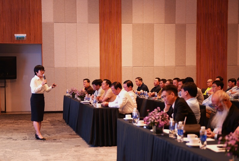 Đồng chí Nguyễn Thị Hoa - Ủy viên BCH Đảng bộ, Phó Chủ nhiệm Thường trực Ủy ban Kiểm tra Đảng ủy Tập đoàn trình bày hai chuyên đề tại chương trình tập huấn.