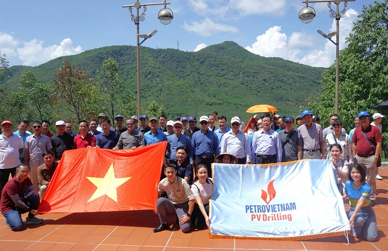 Đoàn đến dâng hương tại Đài kính thiên Tây Sơn