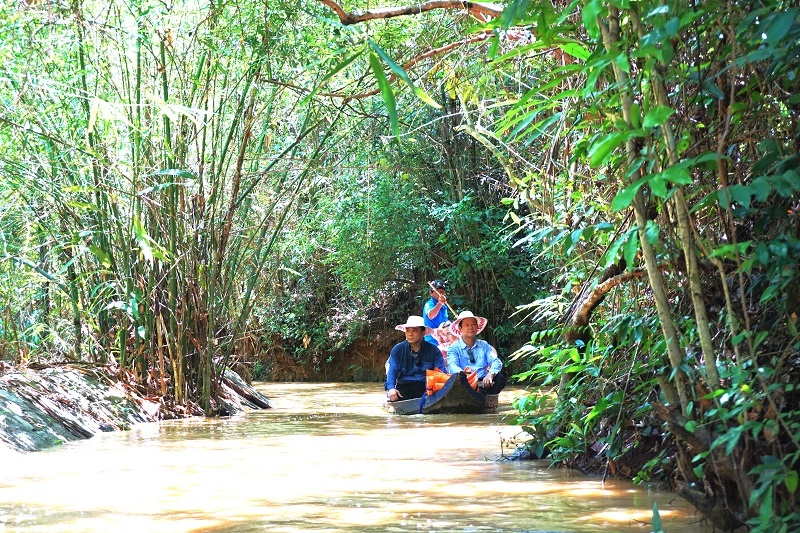 Trên đường vào thăm khu di tích lịch sử Hầm Hô