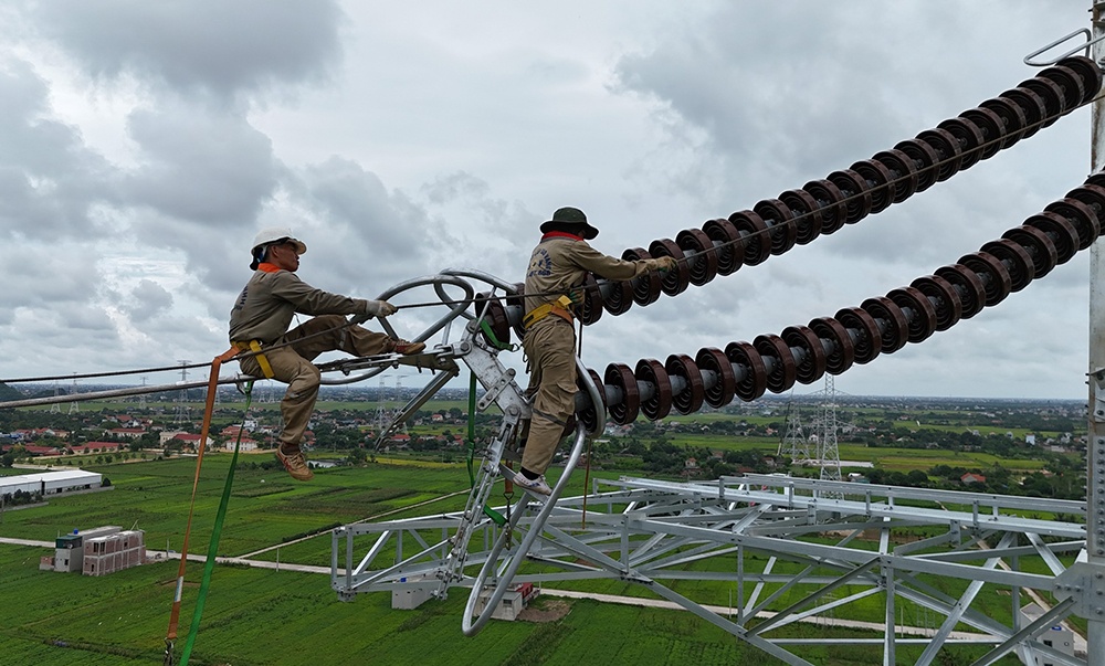 Cơ bản hoàn thành dựng cột Dự án đường dây 500kV mạch 3 cung đoạn NMNĐ Nam Định I - Thanh Hóa Cơ bản hoàn thành dựng cột Dự án đường dây 500kV mạch 3 cung đoạn NMNĐ Nam Định I - Thanh Hóa