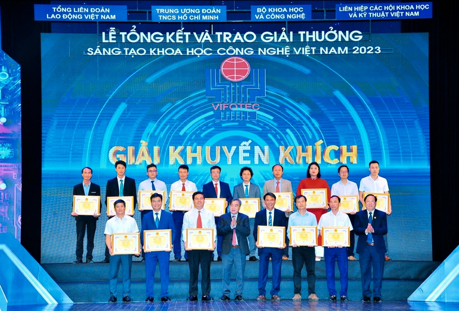1.	Đại diện các nhóm tác giả nhận giải Khuyến khích của VIFOTEC 2024