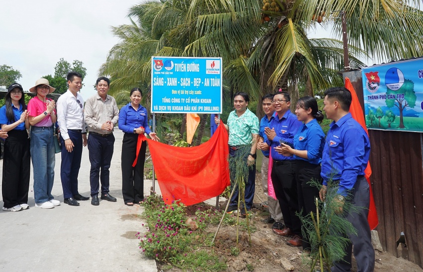 Ông Nguyễn Xuân Cường - Tổng giám đốc PV Drilling và bà Lư Thị Ngọc Anh - UV Ban thường vụ Trung ương Đoàn, Bí thư Thành đoàn Cần Thơ gắn biển công trình tuyến đường “Sáng – xanh – sạch – đẹp – an toàn” tại xã Trường Xuân, huyện Thới Lai.