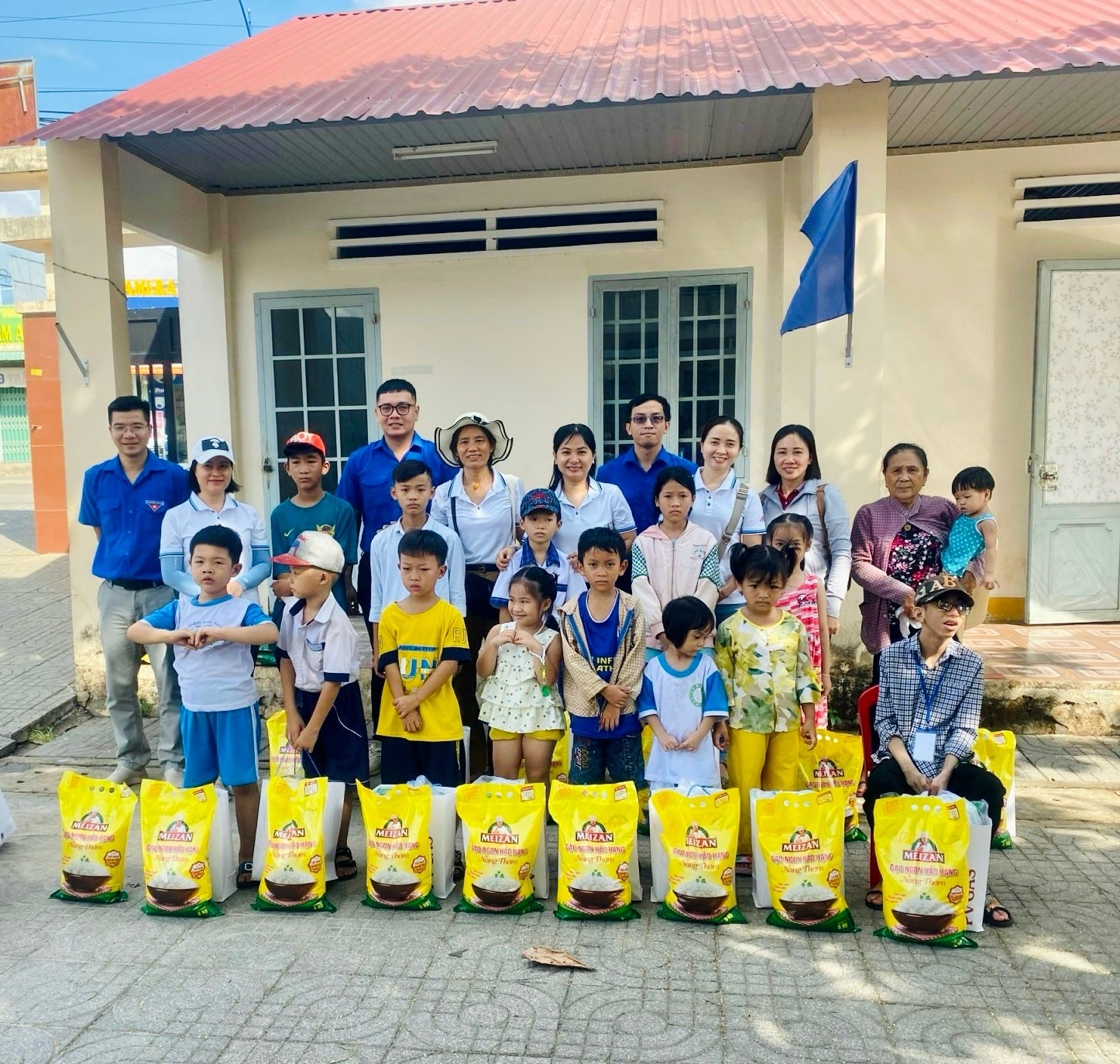 PV GAS SERVICES trao quà 1/6 tại địa phương