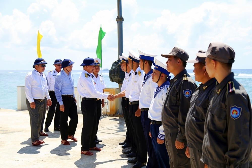 [Chùm ảnh] Đoàn công tác Petrovietnam thăm và động viên chiến sĩ đảo Đá Thị