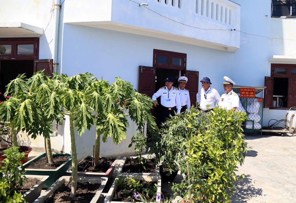 [Chùm ảnh] Đoàn công tác Petrovietnam thăm và động viên chiến sĩ đảo Đá Thị