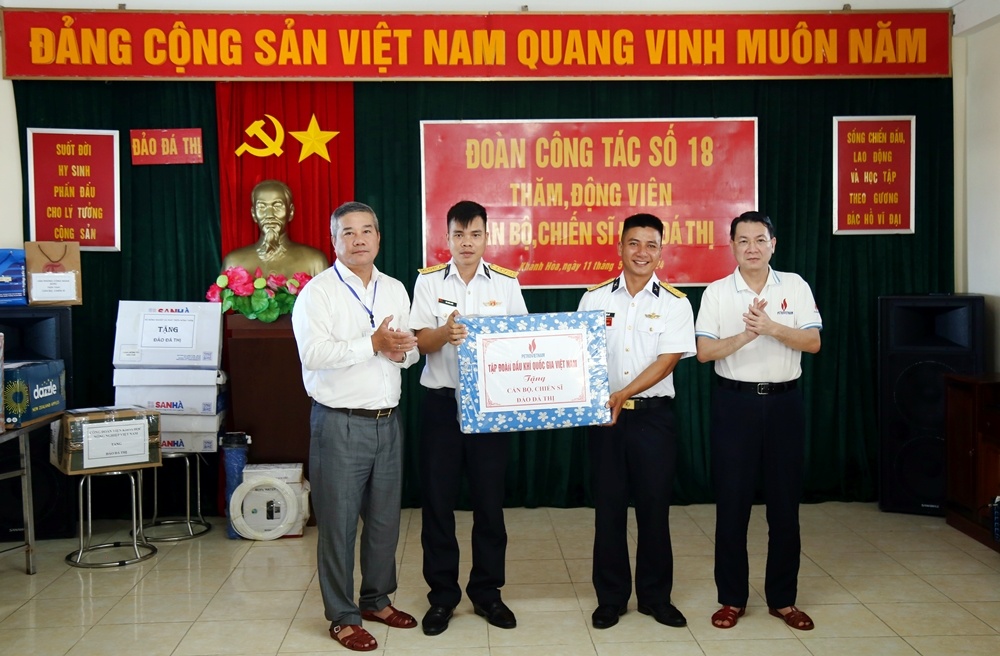[Chùm ảnh] Đoàn công tác Petrovietnam thăm và động viên chiến sĩ đảo Đá Thị