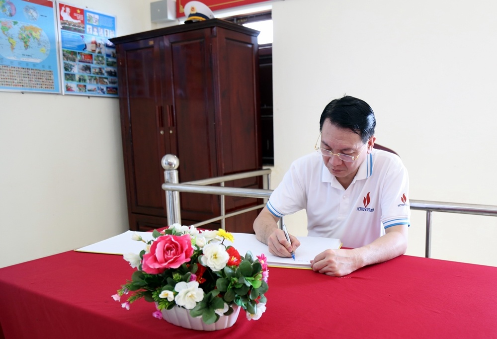 [Chùm ảnh] Đoàn công tác Petrovietnam thăm và động viên chiến sĩ đảo Đá Thị