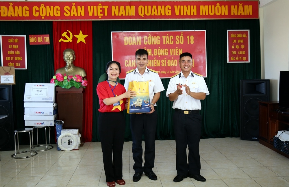 [Chùm ảnh] Đoàn công tác Petrovietnam thăm và động viên chiến sĩ đảo Đá Thị