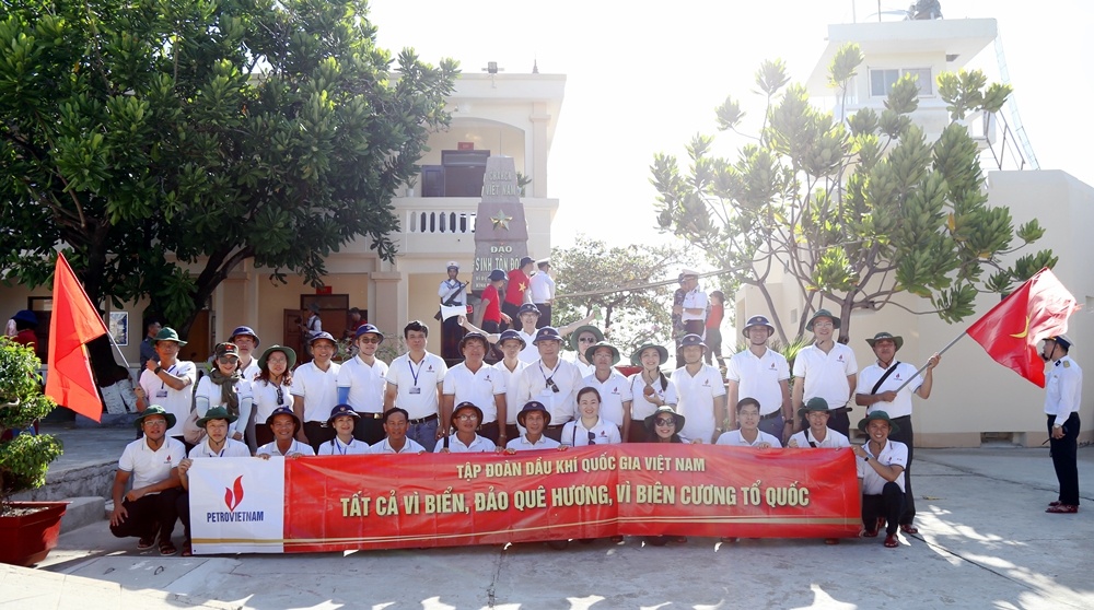 Đoàn công tác Petrovietnam thăm và động viên chiến sĩ đảo Sinh Tồn Đông