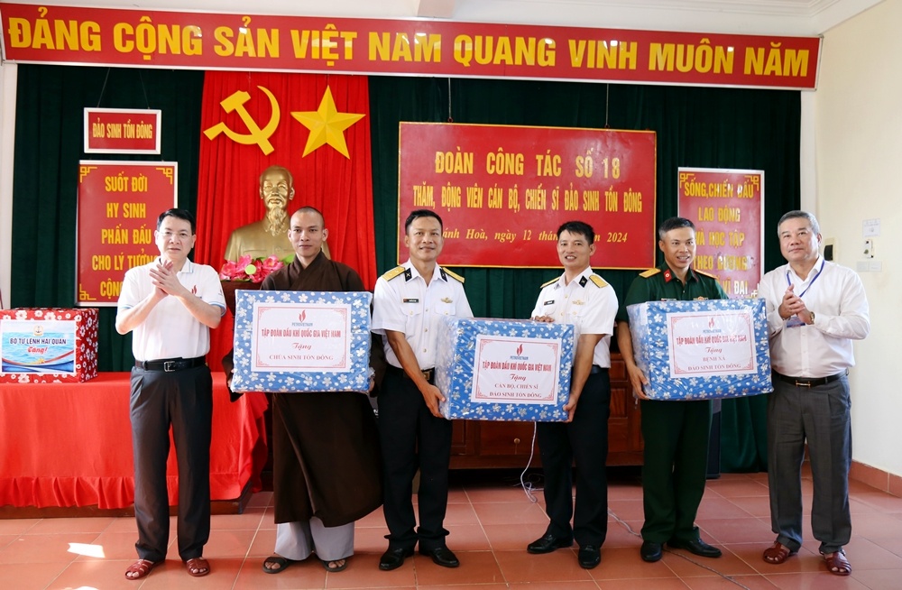 Đoàn công tác Petrovietnam thăm và động viên chiến sĩ đảo Sinh Tồn Đông