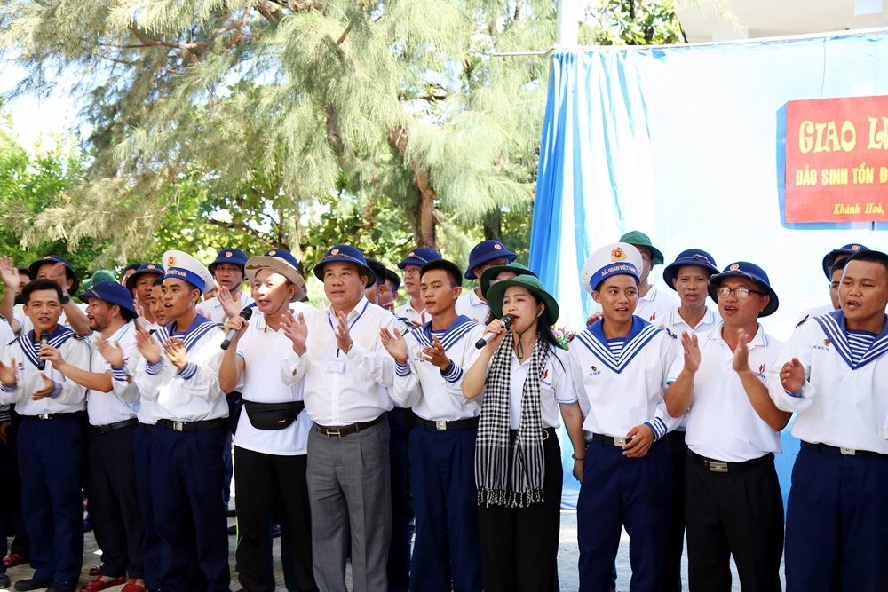 Đoàn công tác Petrovietnam thăm và động viên chiến sĩ đảo Sinh Tồn Đông