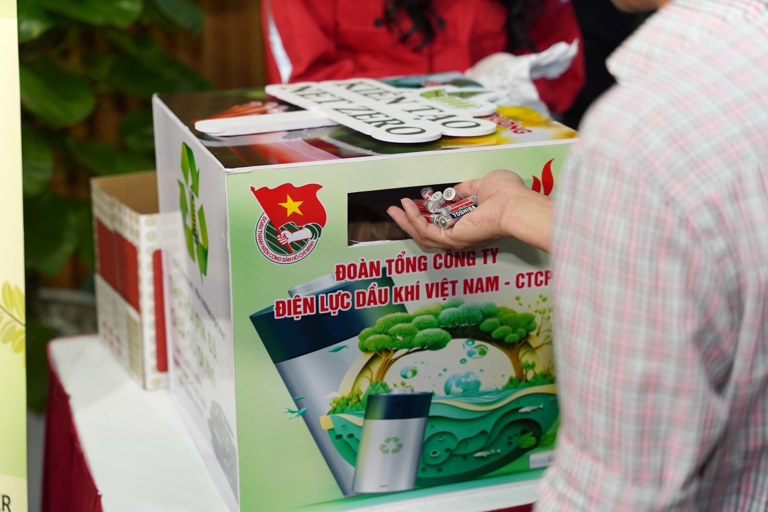 Tuổi trẻ PV Power tích cực hưởng ứng “Thu hồi pin cũ – Giảm thiểu ô nhiễm – Đẩy lùi suy thoái đất” Tuổi trẻ PV Power tích cực hưởng ứng “Thu hồi pin cũ - Giảm thiểu ô nhiễm - Đẩy lùi suy thoái đất”