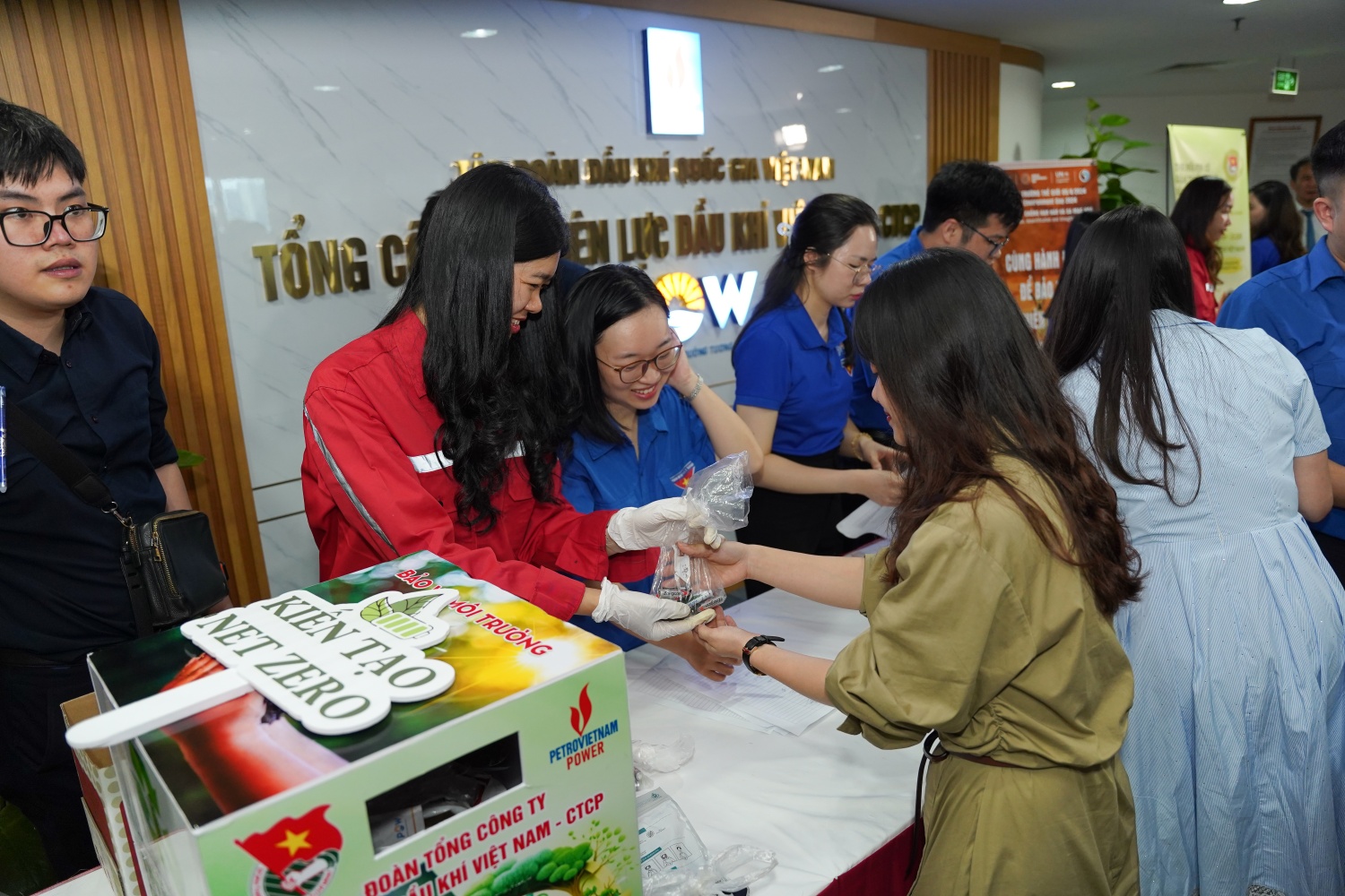 Tuổi trẻ PV Power tích cực hưởng ứng “Thu hồi pin cũ – Giảm thiểu ô nhiễm – Đẩy lùi suy thoái đất” Tuổi trẻ PV Power tích cực hưởng ứng “Thu hồi pin cũ - Giảm thiểu ô nhiễm - Đẩy lùi suy thoái đất”