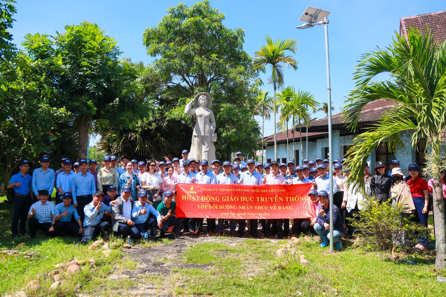 Hành trình về nguồn tại các “địa chỉ đỏ” của Lớp bồi dưỡng nhận thức về Đảng năm 2024 khu vực Quảng Ngãi