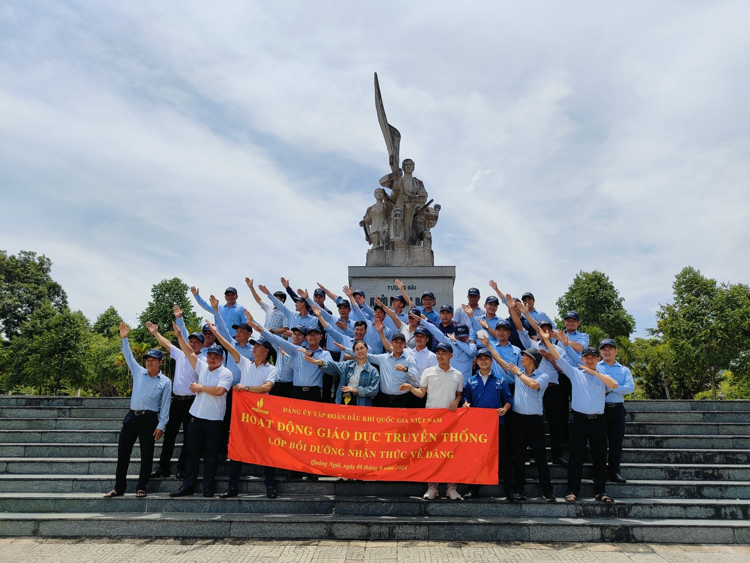 Hành trình về nguồn tại các “địa chỉ đỏ” của Lớp bồi dưỡng nhận thức về Đảng năm 2024 khu vực Quảng Ngãi