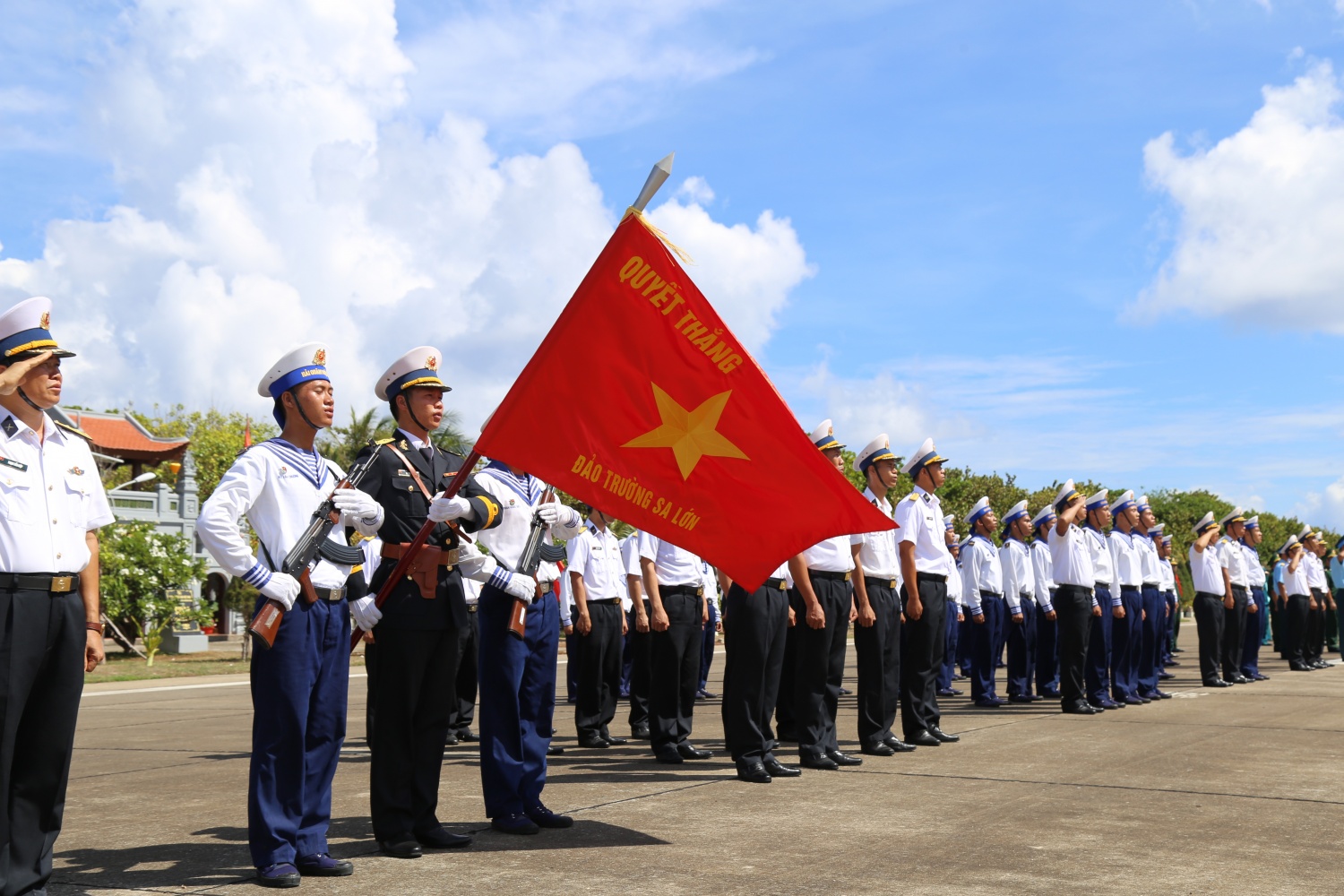 Lễ chào cờ thiêng liêng ở Trường Sa