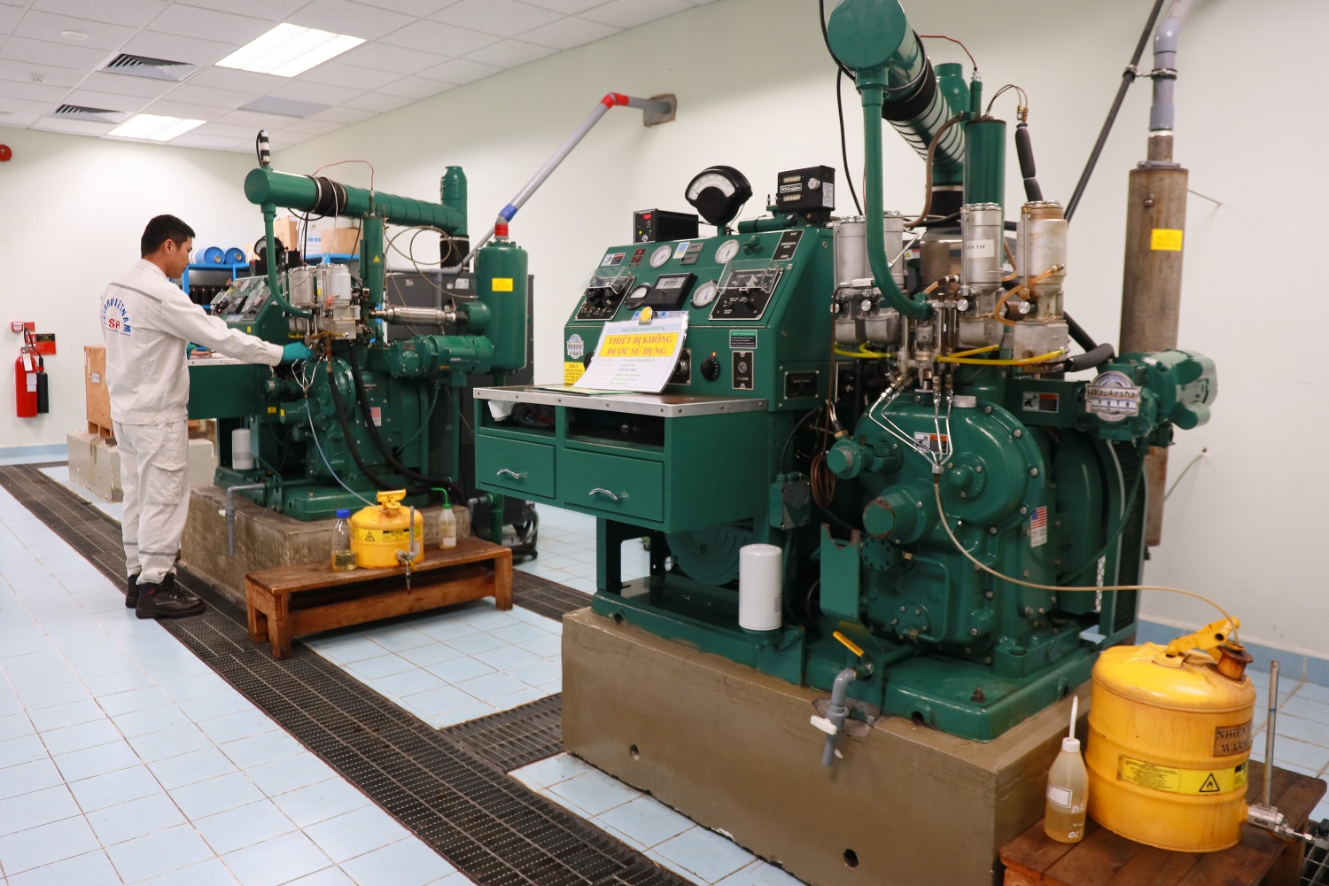 Tại Phòng Thí nghiệm của NMLD Dung Quất có khoảng 300 thiết bị chính và thiết bị phụ trợ giúp đảm bảo các hoạt động giám định, phân tích được diễn ra liên tục, không gây ảnh hưởng đến hoạt động sản xuất kinh doanh của BSR. Tại Phòng Thí nghiệm của NMLD Dung Quất có khoảng 300 thiết bị chính và thiết bị phụ trợ giúp đảm bảo các hoạt động giám định, phân tích được diễn ra liên tục, không gây ảnh hưởng đến hoạt động sản xuất kinh doanh của BSR.