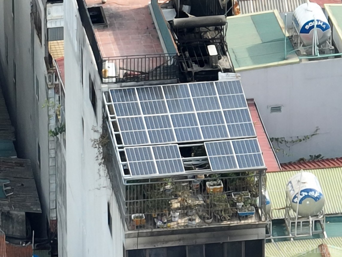 Theo quan sát, hệ thống máy nước nóng năng lượng mặt trời đặt ở khu vực giếng trời nên có dấu hiệu bị cháy, ám khói đen kịt. Theo quan sát, hệ thống máy nước nóng năng lượng mặt trời đặt ở khu vực giếng trời nên có dấu hiệu bị cháy, ám khói đen kịt.