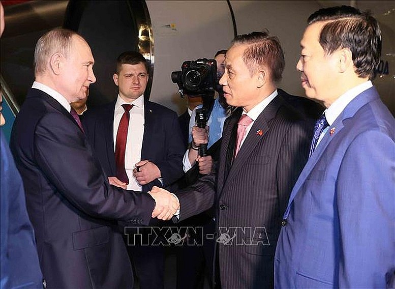 Tổng thống Nga Vladimir Putin đến Hà Nội, bắt đầu thăm cấp Nhà nước tới Việt Nam