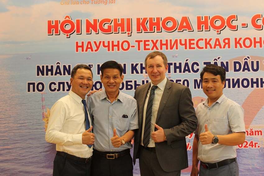 Hội nghị Khoa học – Công nghệ nhân sự kiện Vietsovpetro khai thác tấn dầu thứ 250 triệu Khoa học - Công nghệ đóng góp to lớn vào kỳ tích khai thác 250 triệu tấn dầu của Vietsovpetro