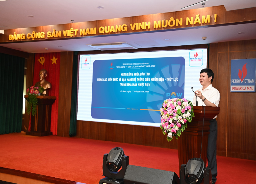 Ông Đoàn Công Đức – Giám đốc Công ty Điện lực Dầu khí Cà Mau phát biểu khai giảng Chương trình đào tạo.