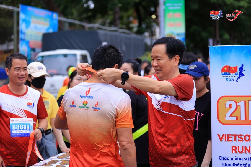 Hàng nghìn runners tham gia giải chạy Vietsovpetro Run 2024
