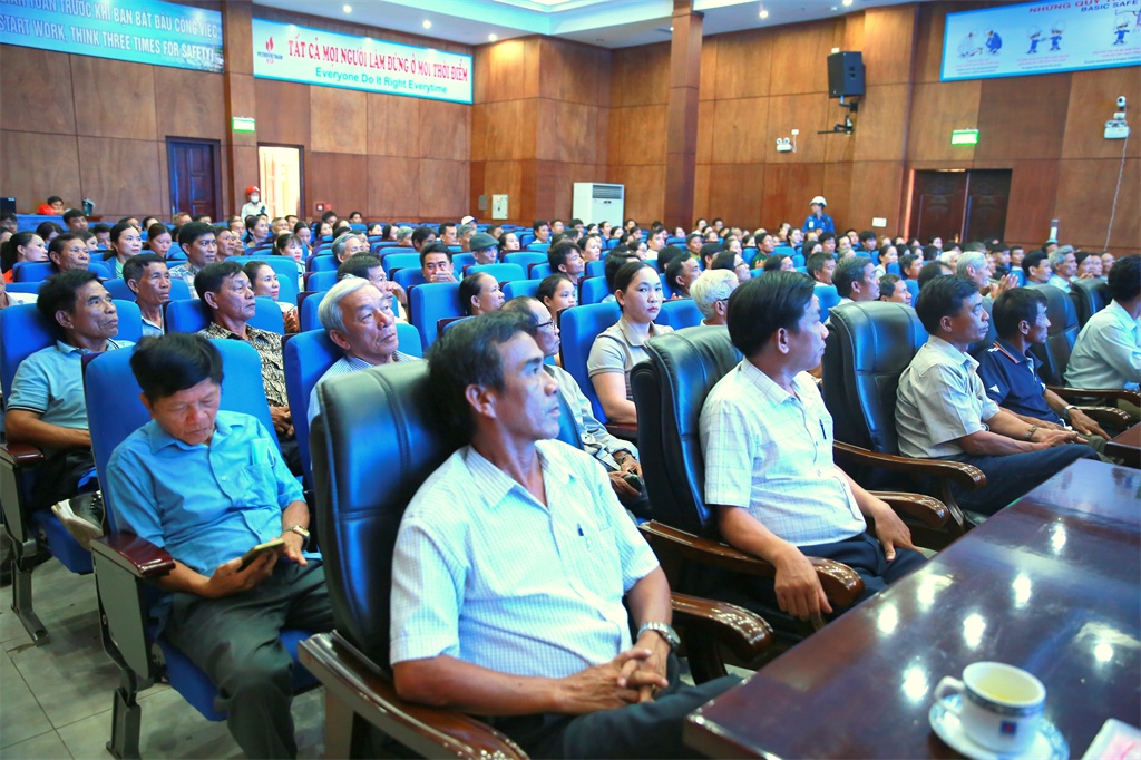 Nhân dân cùng tham gia giám sát công tác bảo vệ môi trường tại NMLD Dung Quất