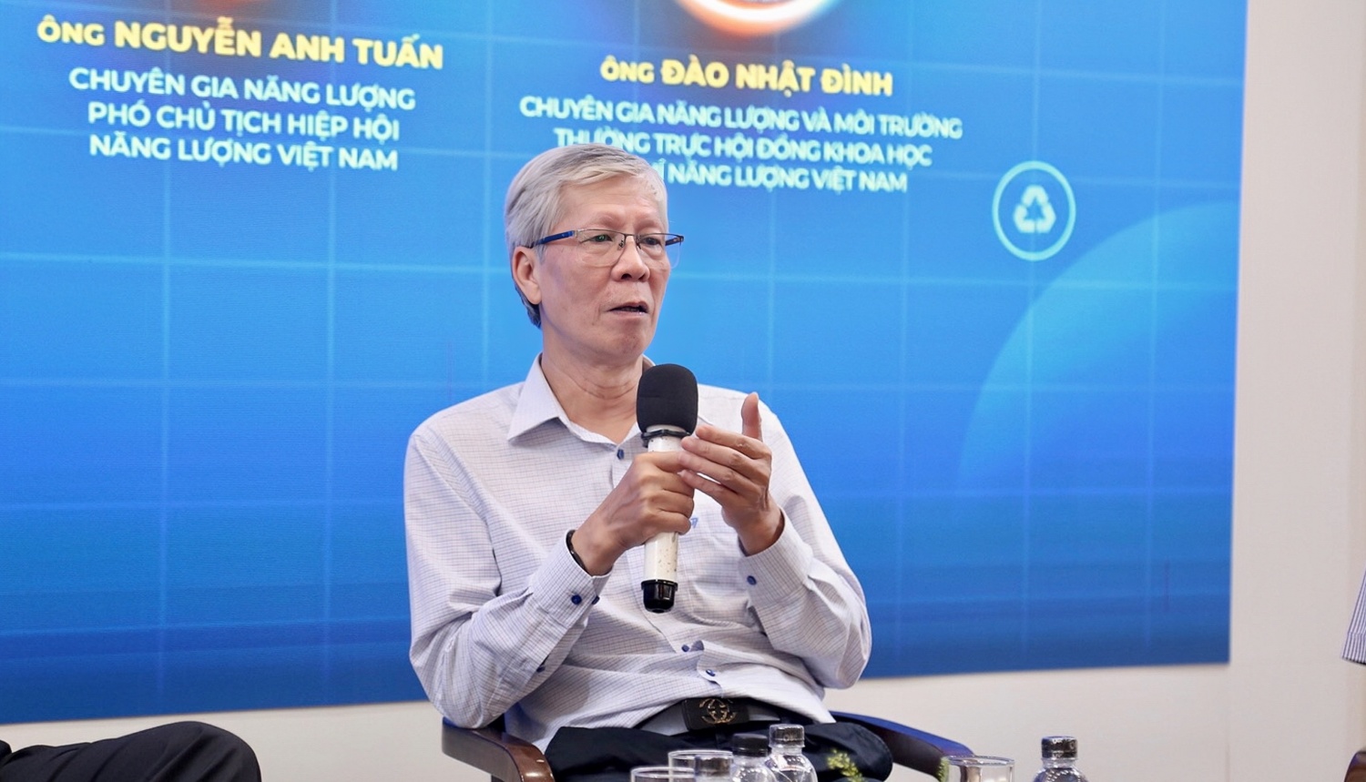 Chuyên gia năng lượng Nguyễn Anh Tuấn trao đổi tại tọa đàm. Chuyên gia năng lượng Nguyễn Anh Tuấn trao đổi tại tọa đàm.