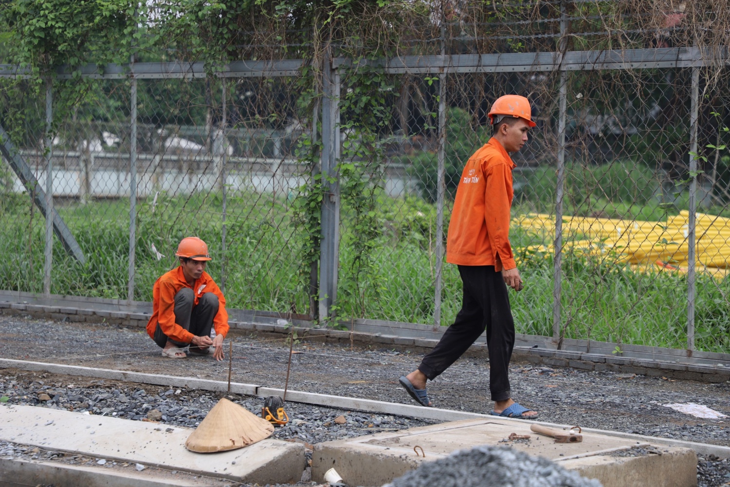 [Chùm ảnh] Gấp rút hoàn thành mở rộng con đường ở cửa ngõ Tây Bắc TP HCM