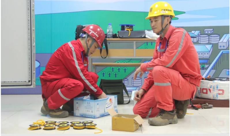 Các đội thi thực hành môn Đo lường điều khiển.